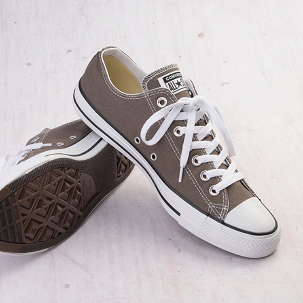 CONVERSE All Stars Chuck Taylor Low Top Sneakers EUC